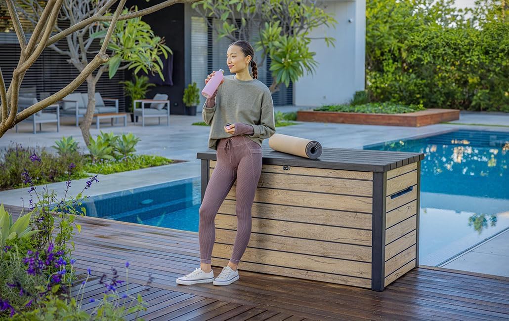 Gartenbox 870 L aus Kunststoff in Holzoptik Pinie, 147 x 83 x 86 cm, mit Gasdruckfedern und abschließbarem Deckel
