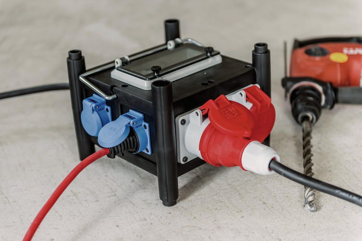Gummi-Stromverteiler mit FI-Schalter und Sicherungsautomaten, 2x CEE 400V/16A und 5x 230V/16A, 2m Kabel