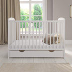 Babybett 120 x 60 cm Modell Jacob aus Kiefernholz mit Schublade Matratze Sicherheitsbarriere und verstellbarer Höhe Weiß