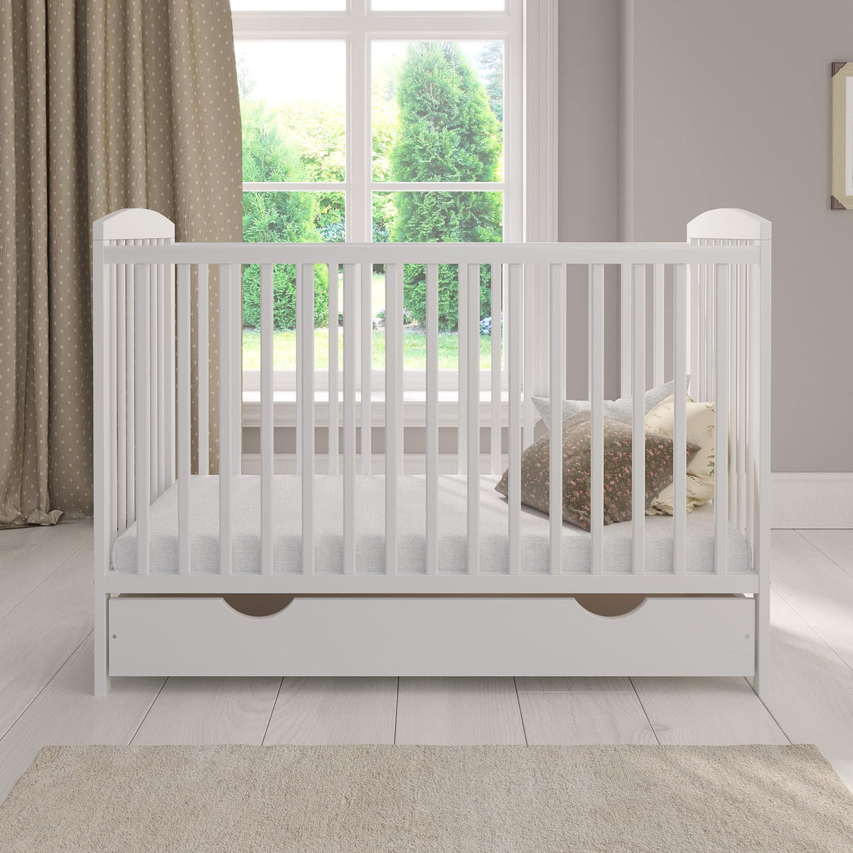 Babybett 120 x 60 cm Modell Jacob aus Kiefernholz mit Schublade Matratze Sicherheitsbarriere und verstellbarer Höhe Weiß