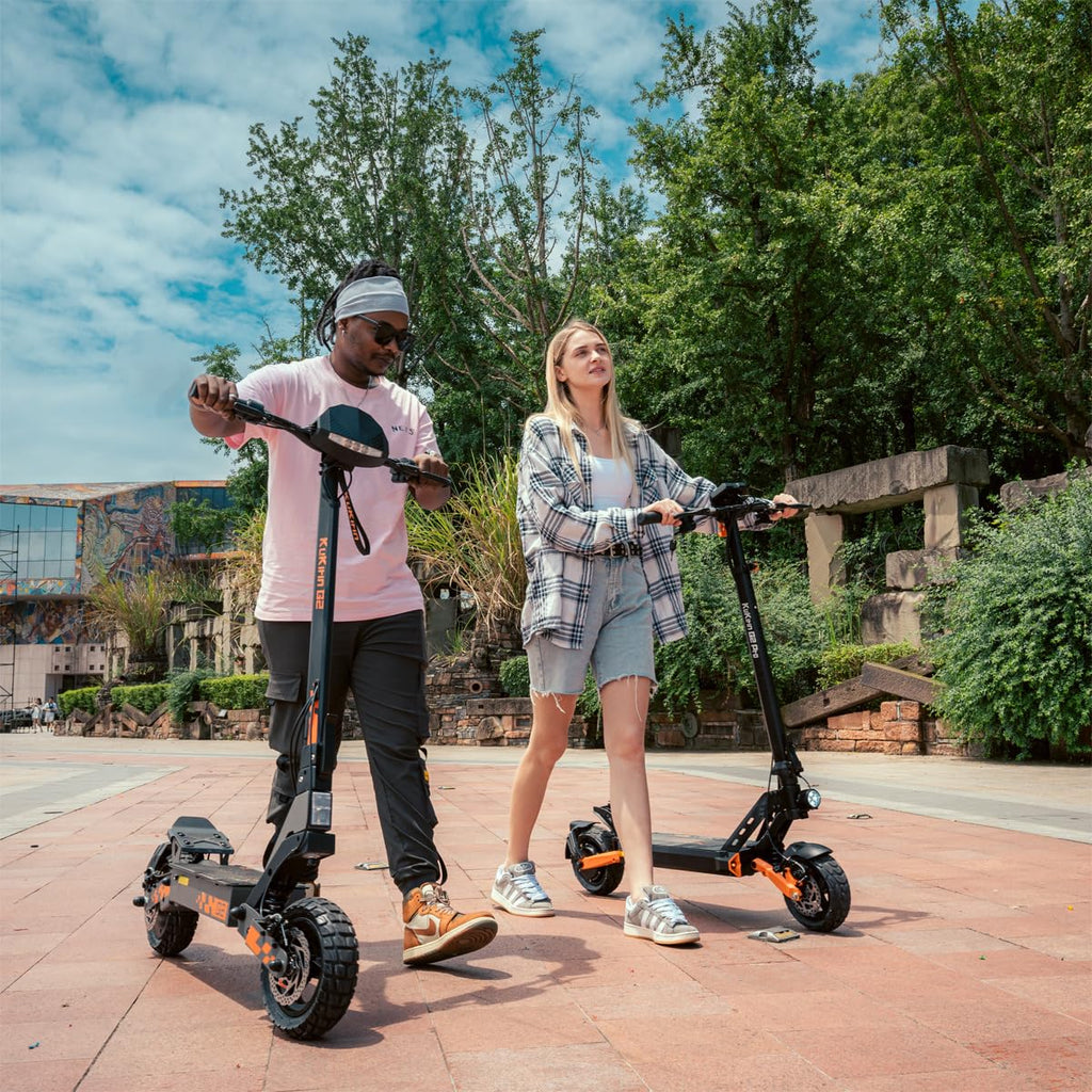 Elektroroller G2 für Erwachsene mit 48 V 15,6 Ah Akku 55 km Reichweite 10 Zoll Tubeless-Reifen Doppelfederung