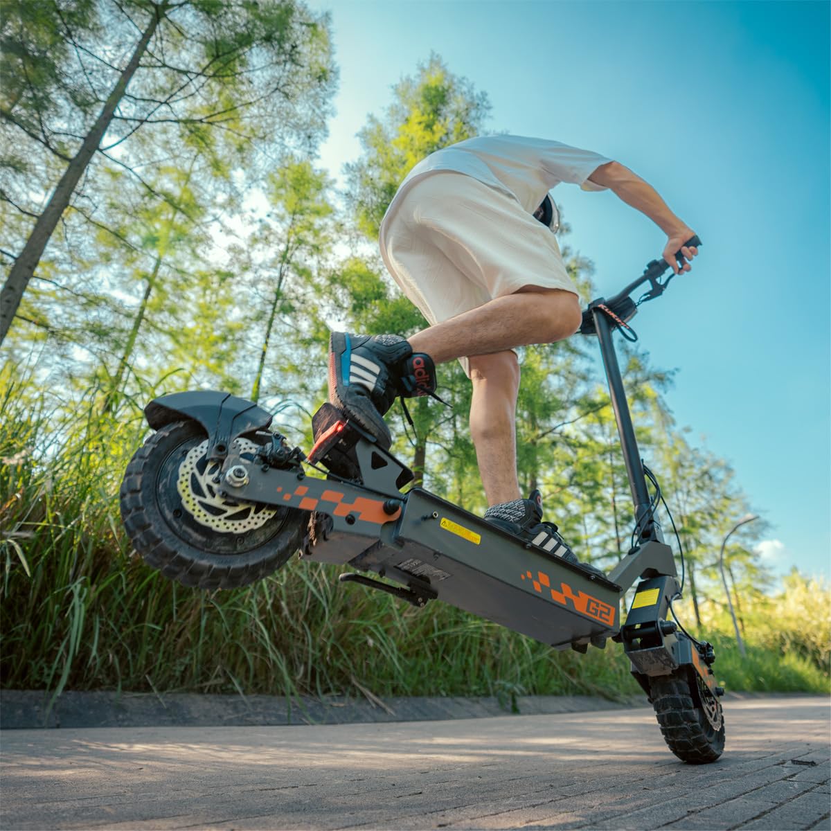 Elektroroller G2 für Erwachsene mit 48 V 15,6 Ah Akku 55 km Reichweite 10 Zoll Tubeless-Reifen Doppelfederung