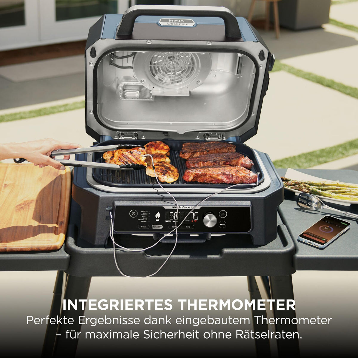 Elektrischer BBQ-Smoker-Grill Woodfire Pro Connect XL mit App-Steuerung, 7 Funktionen und Zubehör-Set in Blau/Schwarz