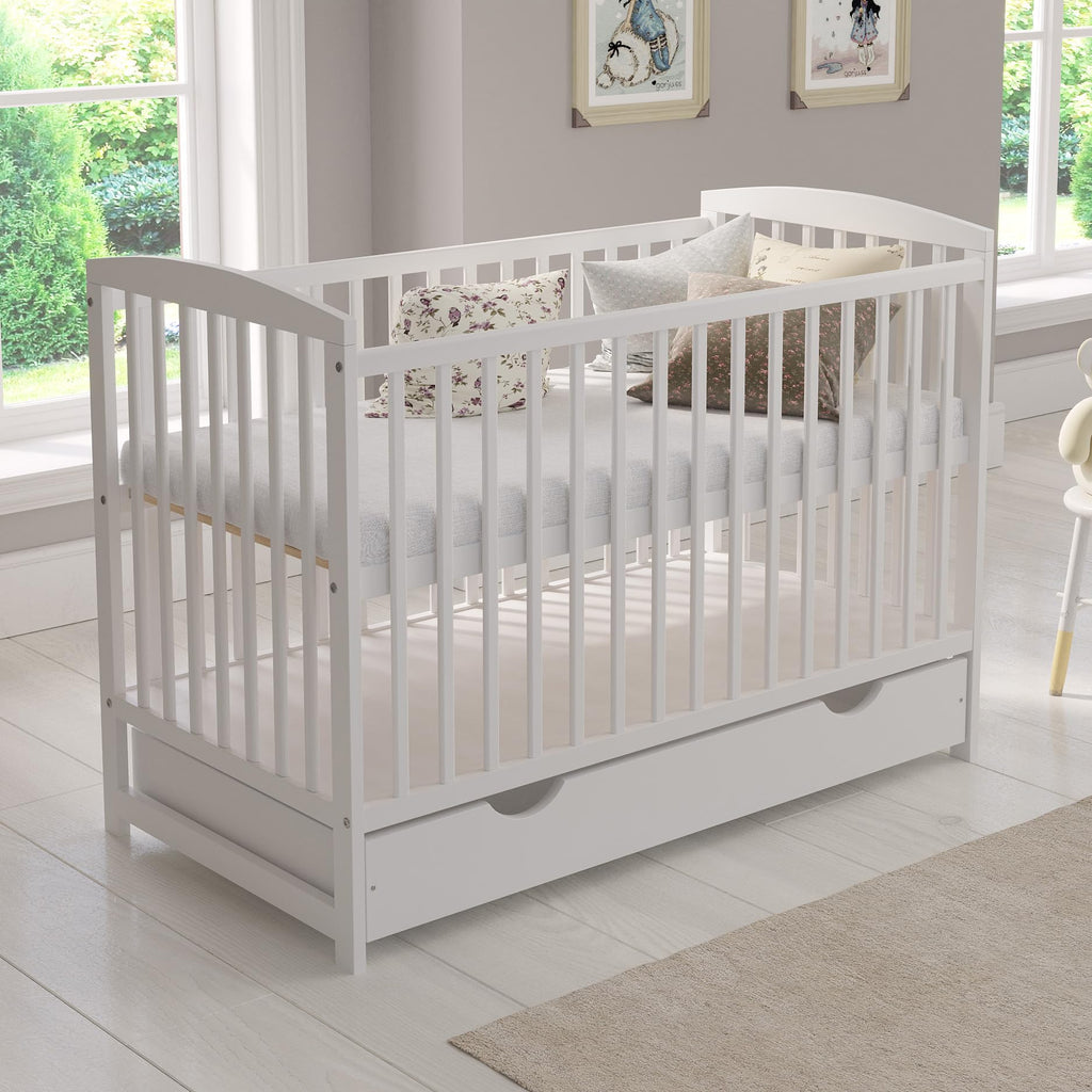 Babybett 120 x 60 cm Modell Jacob aus Kiefernholz mit Schublade Matratze Sicherheitsbarriere und verstellbarer Höhe Weiß