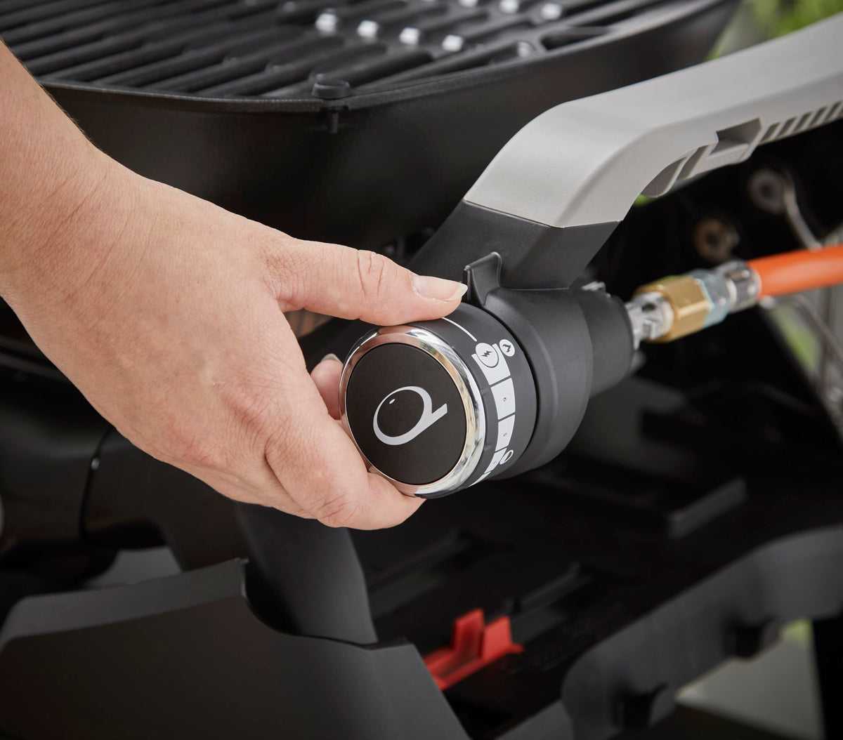 Kompakter Gasgrill Q 1200N mit klappbaren Seitentischen und 2,93 kW Brenner, schwarz
