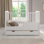 Babybett 120 x 60 cm Modell Jacob aus Kiefernholz mit Schublade Matratze Sicherheitsbarriere und verstellbarer Höhe Weiß