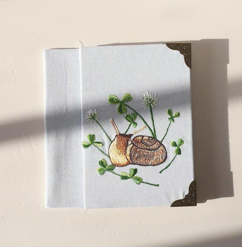 Tagebuch mit Schnecken‑Stickerei – Leinen‑Gästebuch A5, 180 Seiten