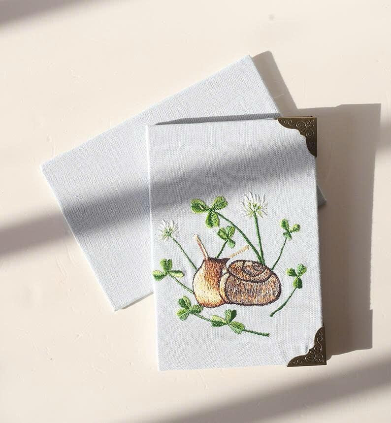 Tagebuch mit Schnecken‑Stickerei – Leinen‑Gästebuch A5, 180 Seiten