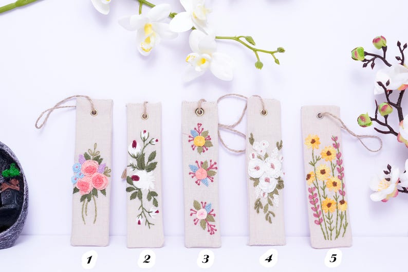 Handgesticktes Leinen Lesezeichen mit Gänseblümchen, 15x5 cm, personalisierbar, Blumenmotiv
