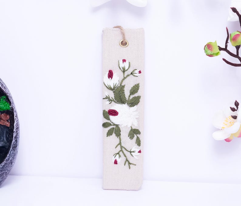 Handgesticktes Leinen Lesezeichen mit Gänseblümchen, 15x5 cm, personalisierbar, Blumenmotiv