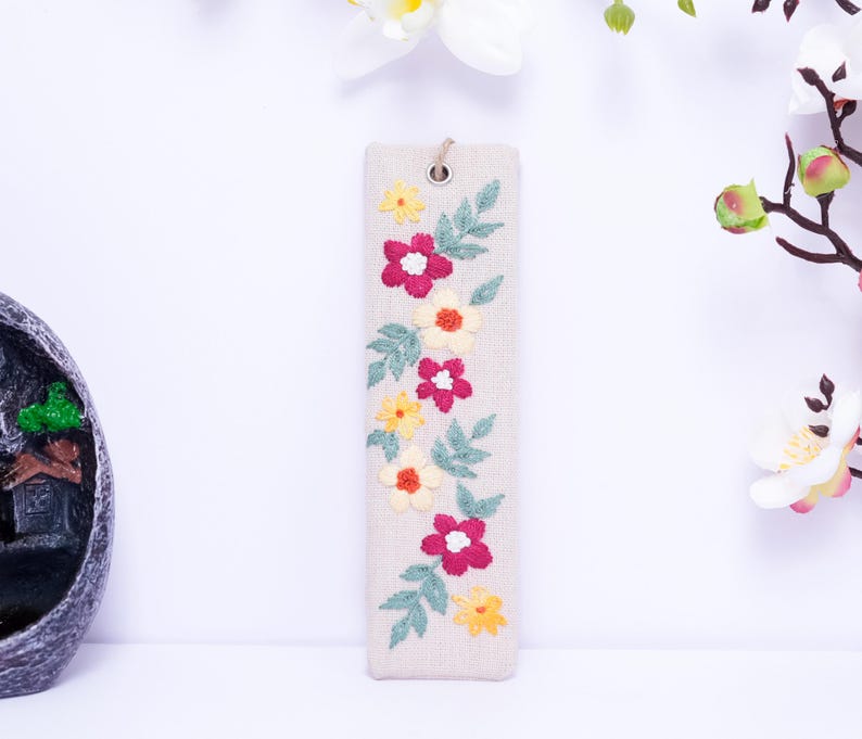 Handgesticktes Leinen Lesezeichen 15x5 cm | Blumen- & Tiermotive