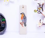 Handbesticktes Leinen-Lesezeichen mit Vogel- und Gänseblümchen-Motiv