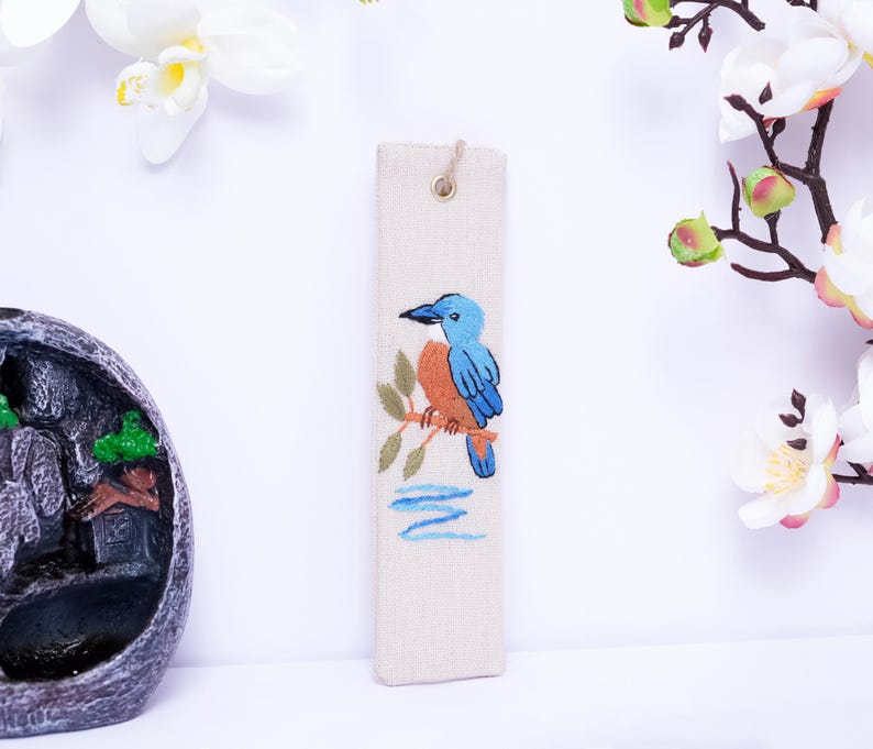 Handbesticktes Leinen-Lesezeichen mit Vogel- und Gänseblümchen-Motiv