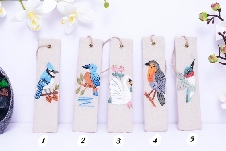 Handbesticktes Leinen-Lesezeichen mit Vogel- und Gänseblümchen-Motiv