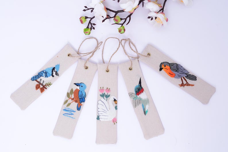 Handbesticktes Leinen-Lesezeichen mit Vogel- und Gänseblümchen-Motiv
