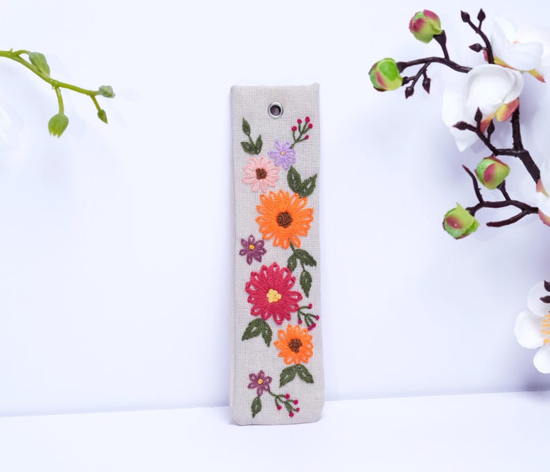 Handgesticktes Leinen Lesezeichen 15x5 cm mit Blumen- oder Tiermotiv
