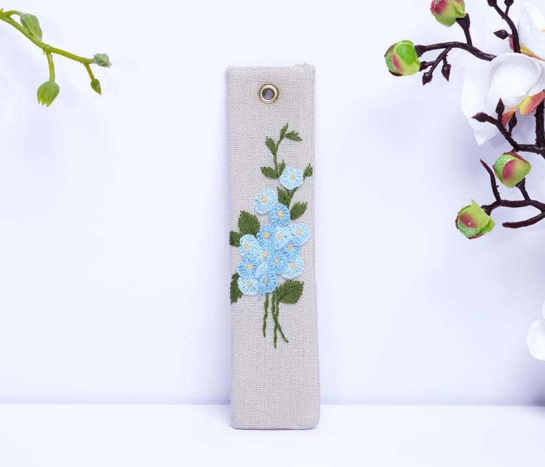 Handgesticktes Leinen Lesezeichen 15x5 cm mit Blumen- oder Tiermotiv