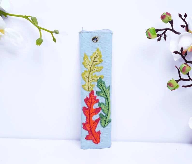 Handgesticktes Leinen Lesezeichen 15x5 cm mit Blumen- oder Tiermotiv