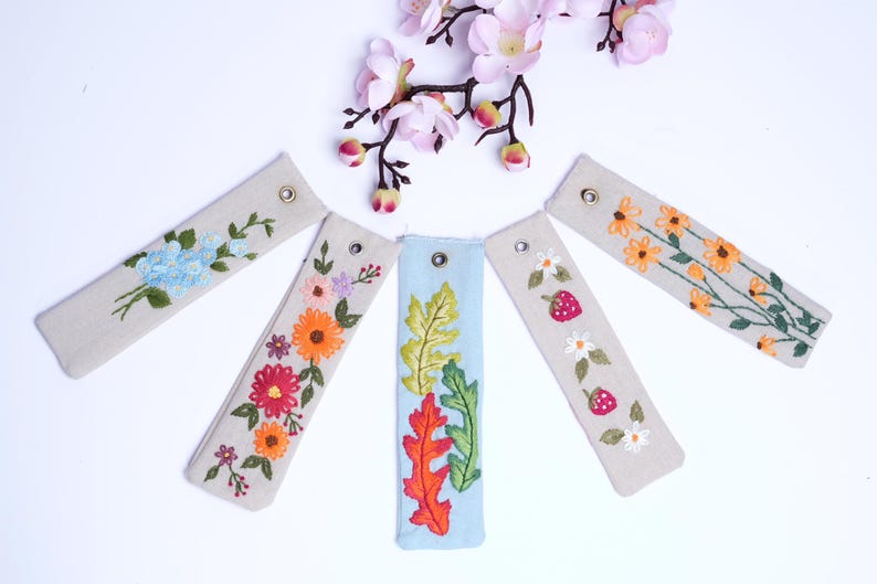 Handgesticktes Leinen Lesezeichen 15x5 cm mit Blumen- oder Tiermotiv