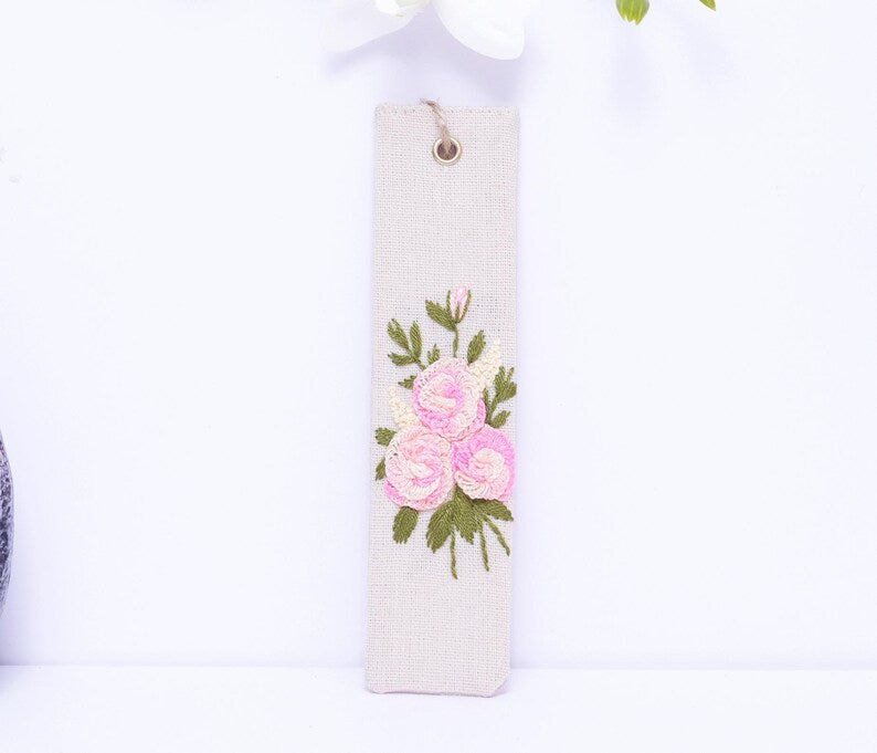 Handgesticktes Leinen Lesezeichen 15x5 cm, Blumen- oder Tiermotive, handgefertigt