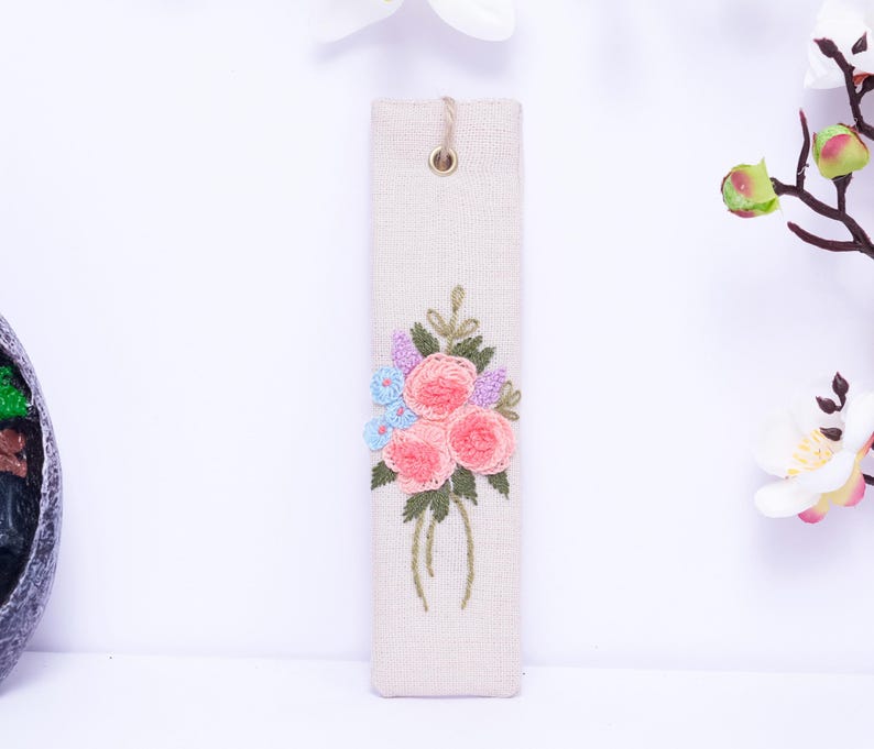 Handgesticktes Leinen Lesezeichen mit Gänseblümchen, 15x5 cm, personalisierbar, Blumenmotiv