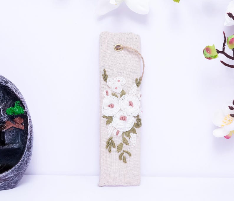 Handgesticktes Leinen Lesezeichen mit Gänseblümchen, 15x5 cm, personalisierbar, Blumenmotiv