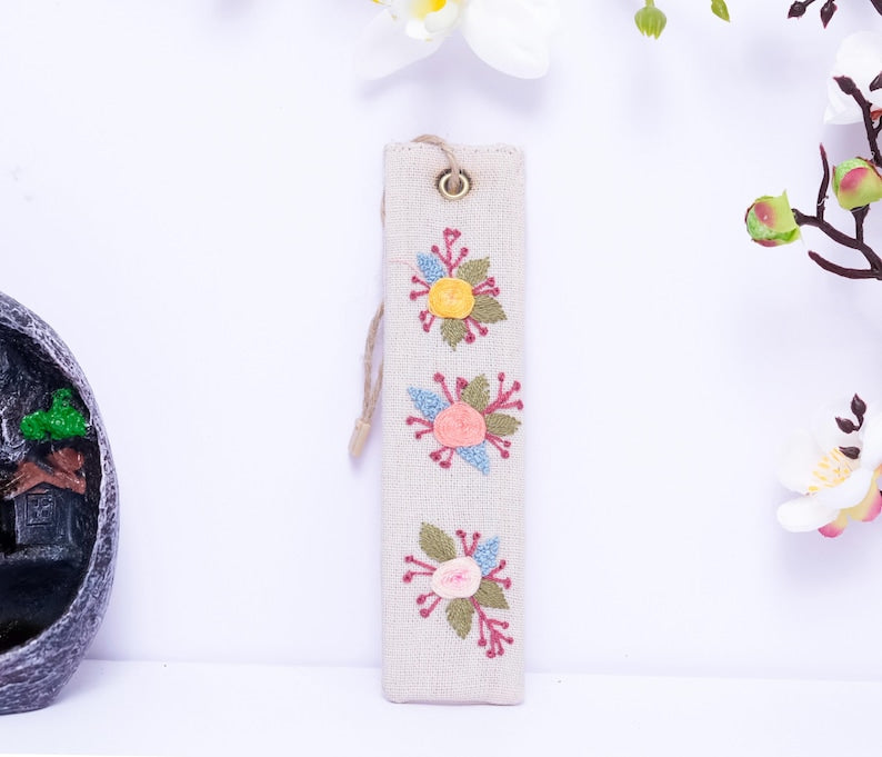Handgesticktes Leinen Lesezeichen mit Gänseblümchen, 15x5 cm, personalisierbar, Blumenmotiv