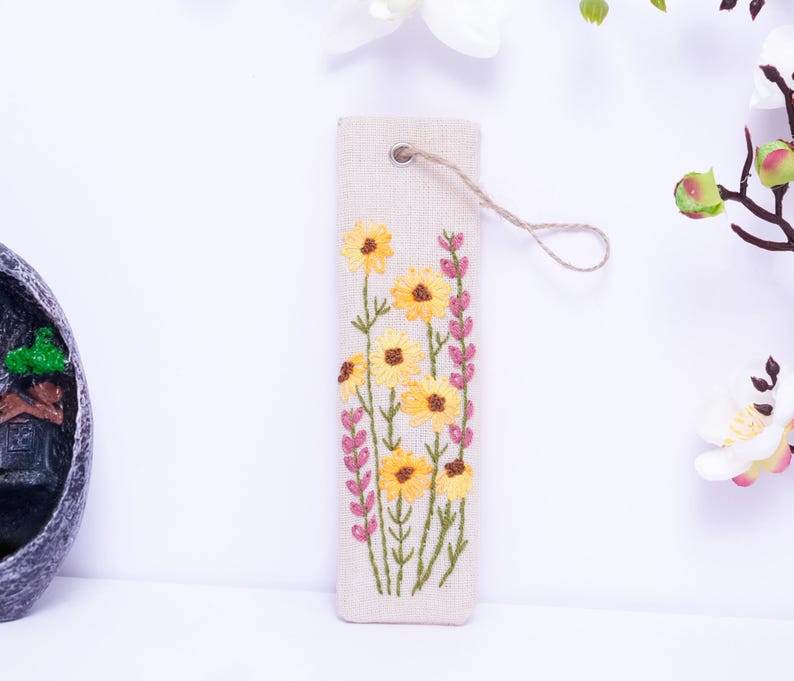 Handgesticktes Leinen Lesezeichen mit Gänseblümchen, 15x5 cm, personalisierbar, Blumenmotiv