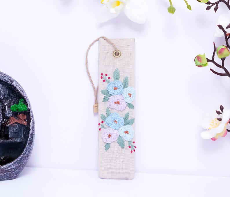 Handgesticktes Leinen Lesezeichen 15x5 cm | Blumen- & Tiermotive