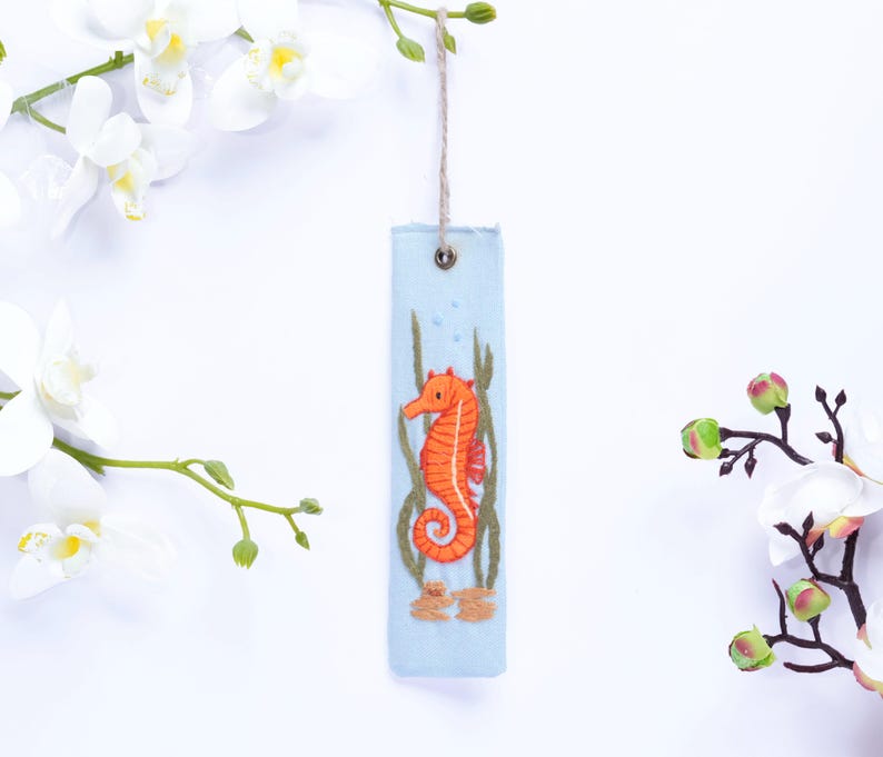 Handbesticktes Lesezeichen aus Leinen, 15x5 cm, Blumen- und Tiermotive
