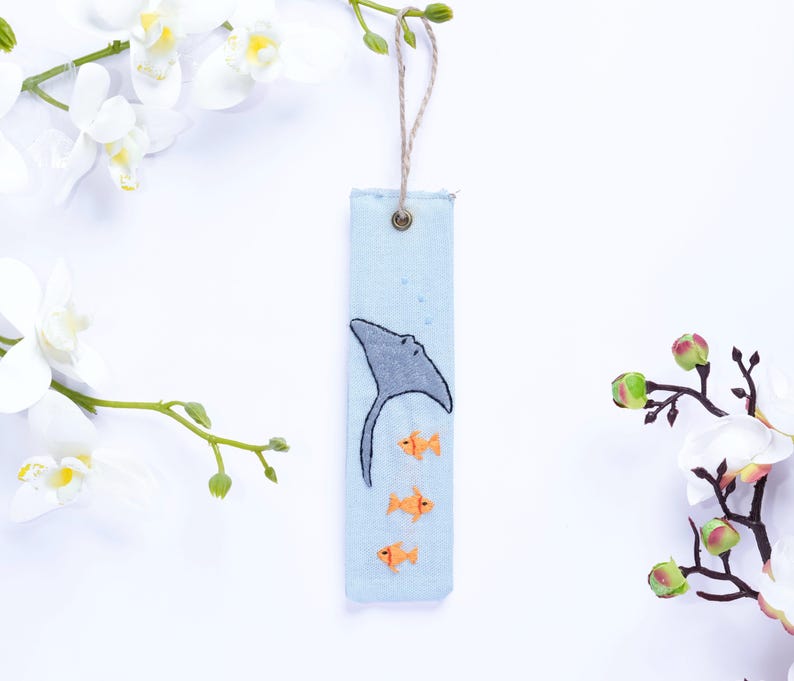 Handbesticktes Lesezeichen aus Leinen, 15x5 cm, Blumen- und Tiermotive