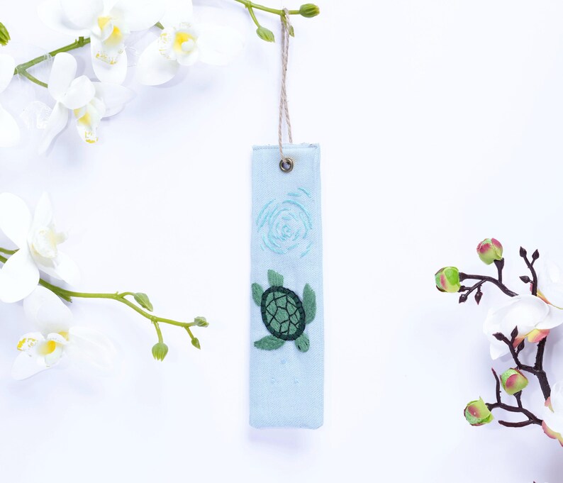 Handbesticktes Lesezeichen aus Leinen, 15x5 cm, Blumen- und Tiermotive