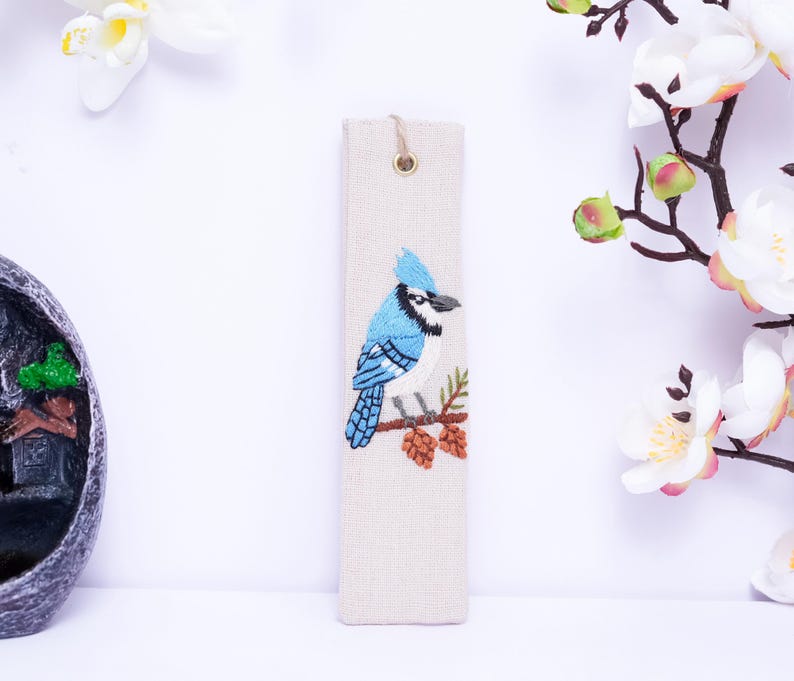 Handbesticktes Leinen-Lesezeichen mit Vogel- und Gänseblümchen-Motiv