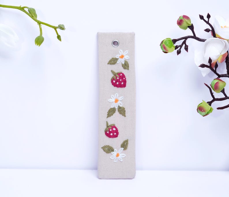 Handgesticktes Leinen Lesezeichen 15x5 cm mit Blumen- oder Tiermotiv