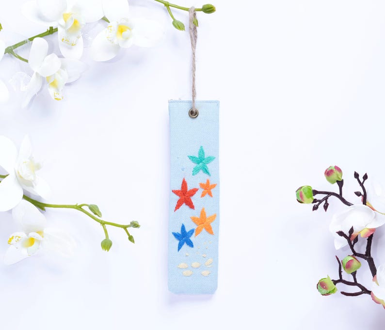 Handbesticktes Lesezeichen aus Leinen, 15x5 cm, Blumen- und Tiermotive