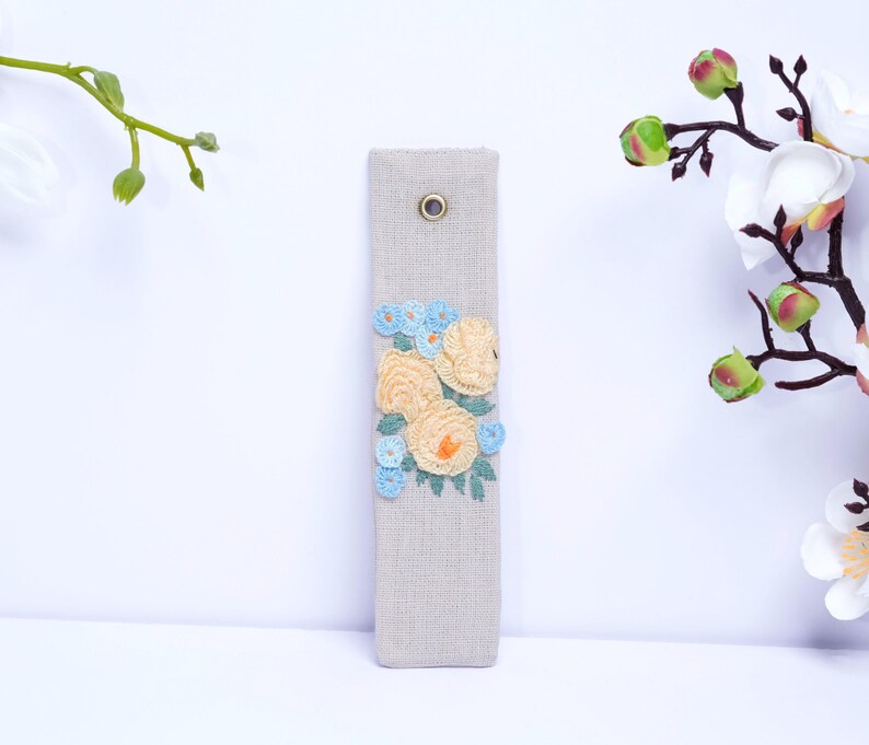 Handbesticktes Leinen Lesezeichen mit Blumenmotiv, 15 x 5 cm