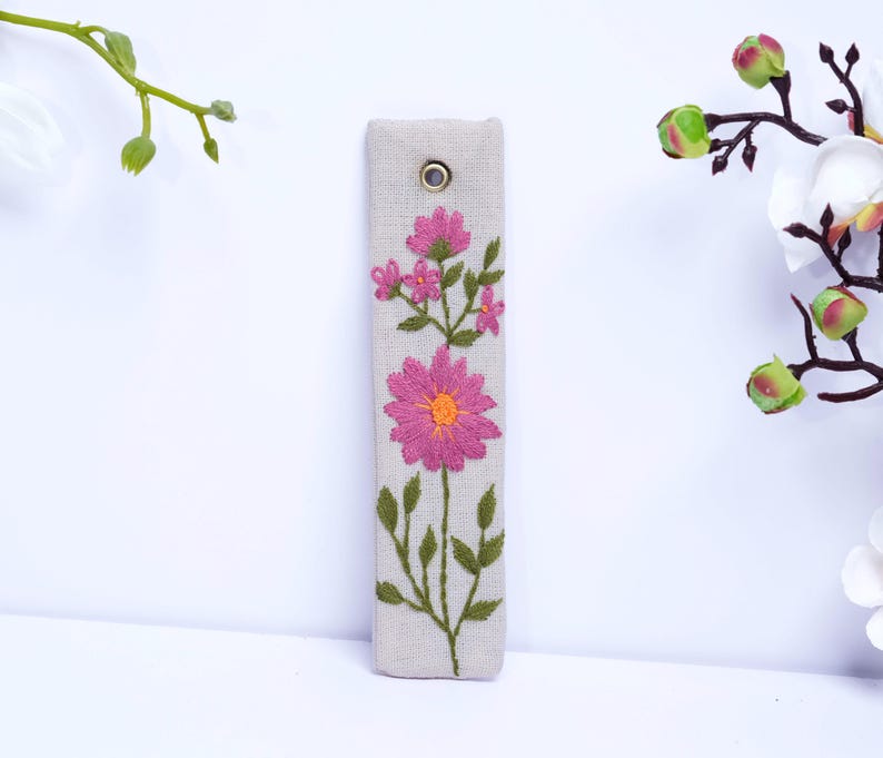Handbesticktes Leinen Lesezeichen mit Blumenmotiv, 15 x 5 cm