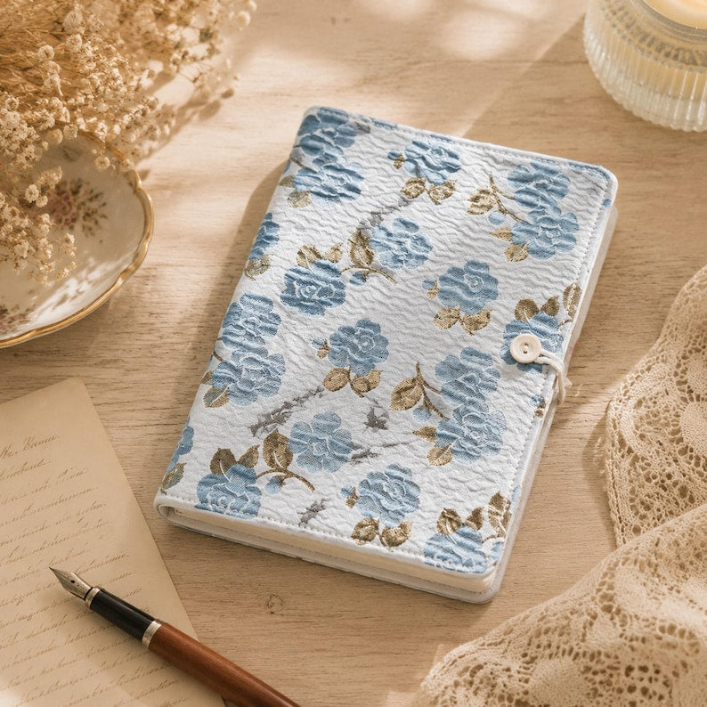 Blaues Blumenmuster Notizbuch mit nachfüllbarem Bindersystem (A5/A6)